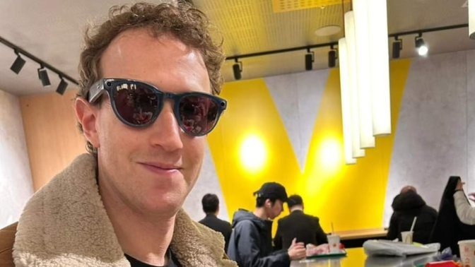170 milyar dolar servetli Mark Zuckerberg, McDonald's'ta yemek yerken görüntülendi. Zengin olsanız ne yersiniz?