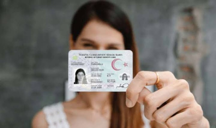 Kadinlarin, erkegin soyadını alması çok küçük düşürücü bir davranış değil mi?