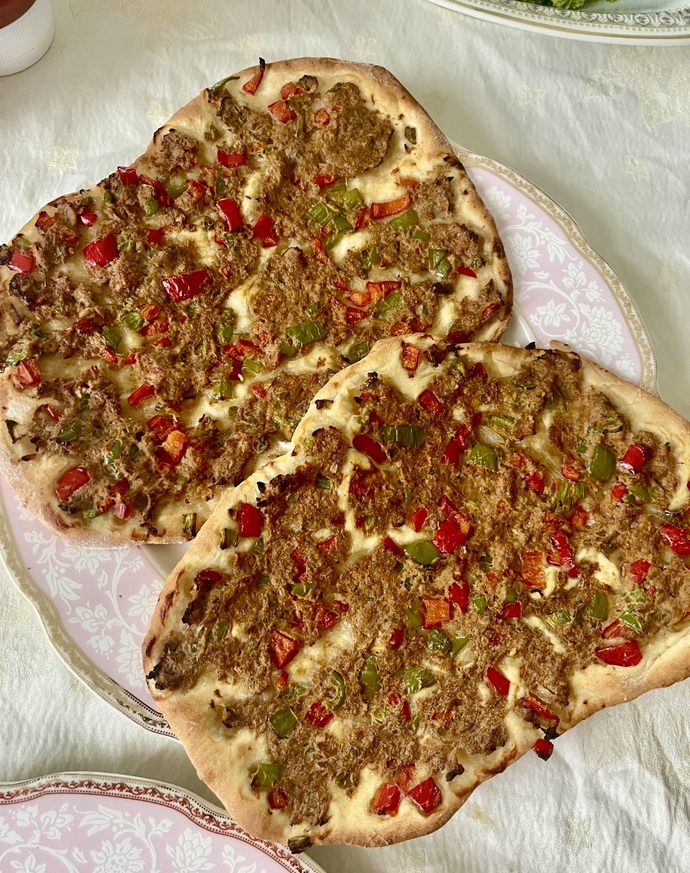 Lahmacun yaptım, sever misin? Lahmacun mu? Pide mi?