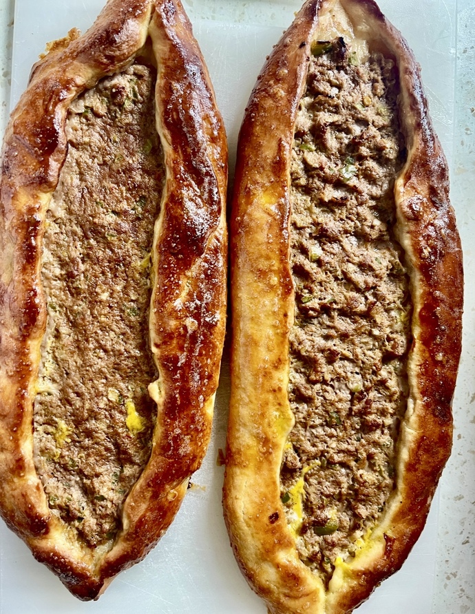 Lahmacun yaptım, sever misin? Lahmacun mu? Pide mi?