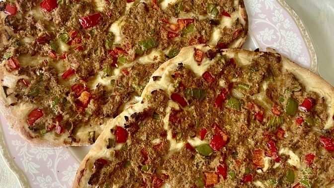 Lahmacun yaptım, sever misin? Lahmacun mu? Pide mi?
