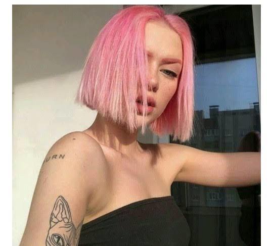Gece mavisi saçlar mı daha hoş duruyor  pembe saçlar mı?