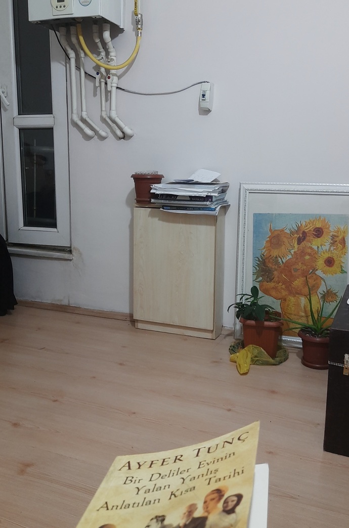 Yemek yok arkadaş yok. Cay demledim şu kitabı okuyup kafami soyutlıcam ayattan bea🥴