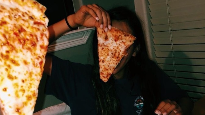 Gece iki lezzetten biriyle keyif yapmak istesen, pizza mı yoksa lahmacun mu tercih edersin?