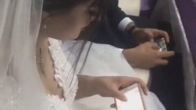 Evlenen oyuncu bir çifte, takı olarak çeşitli oyunlarda yer alan en pahalı ve nadir silahlar, kostümler, itemler takılabilir mi?