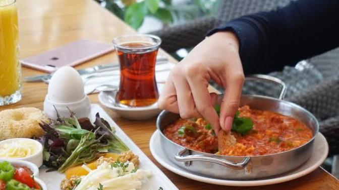 Yumurtaya ekmek banmak görgüsüzlük müdür?