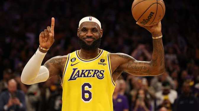 LeBron James, 40 bin sayı barajını aşarak NBA tarihine geçti! Basketbol maçlarını izliyor musunuz?