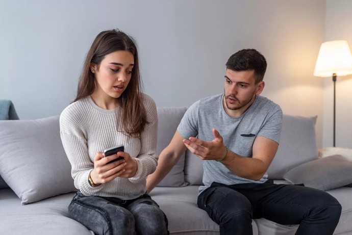 Sevgilinizin telefonuna bildirim gelse merak edip bakar mısınız?