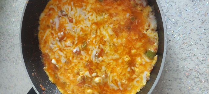 Kahvaltı için kaşarlı menemen yaptım, nasıl görünüyor?