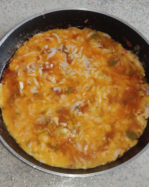 Kahvaltı için kaşarlı menemen yaptım, nasıl görünüyor?