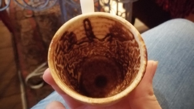 Arkadaşımla kahve içmeye çıktık falımda değişik şeyler çıkmış bilen var mı?