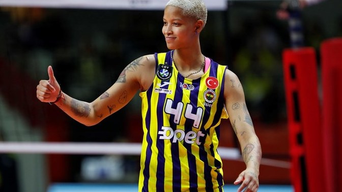 #MelissaVargas'lı Fenerbahçe filede Vakıfbank'ı 3-1 mağlup etti. Voleybol derbilerini takip ediyor musunuz?