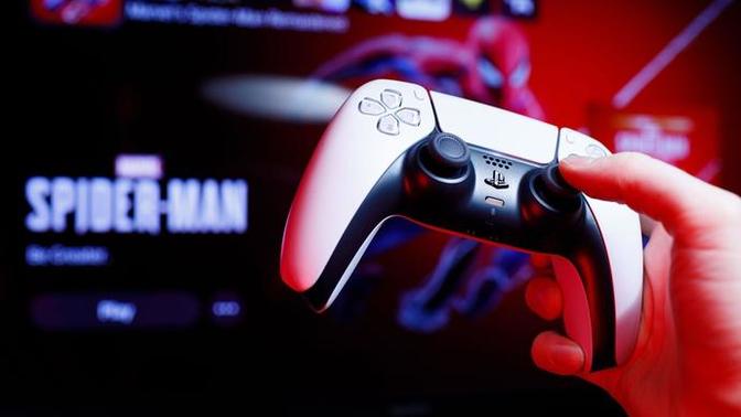 Sevgilimin doğum günü yaklaşıyor, oyunları seviyor. PlayStation5 alsam saçma olur mu, beğenir mi?