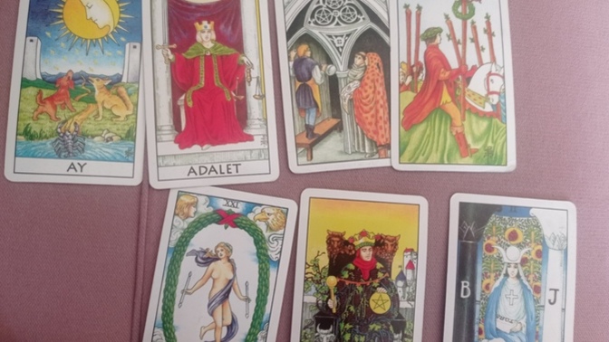 Tarot yorumlayabilen var mi?