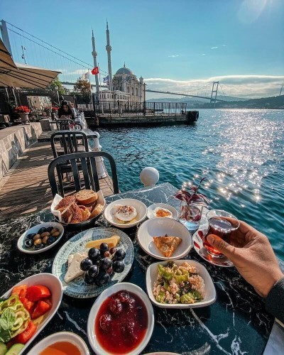 Denize karşı bir kahvaltı mı, yeşillikler içinde doğada bir kahvaltı mı, hangisini tercih ederdin?