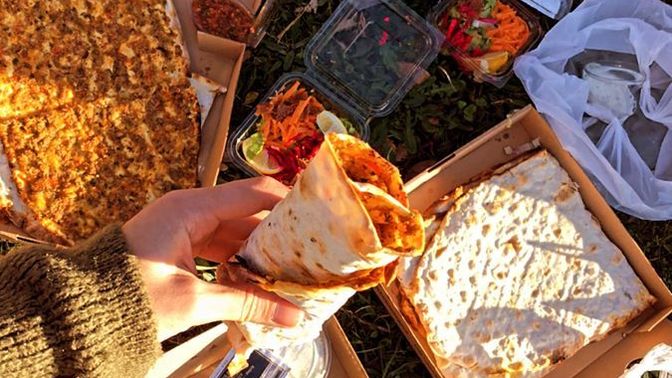 Diyetteyken dışarı çıkınca, herkes lahmacun gömerken sen ne yaparsın?