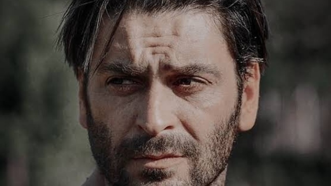 Yakışıklı erkek mi yoksa karizması olan erkek mi daha çekici gelir?