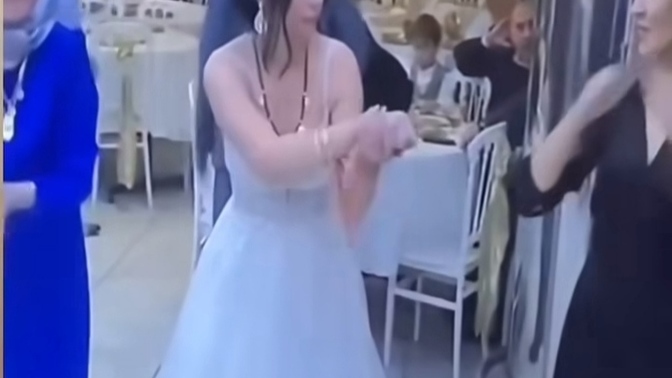 Gelin düğününde el hareketi çekti gelin hanım sizce kime ne mesaj vermiştir ?