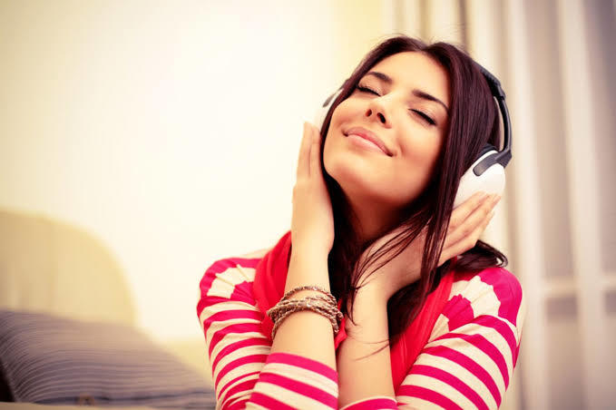 Kulaklıkla müzik dinlerken müziğin sesini sonuna kadar açar mısınız?