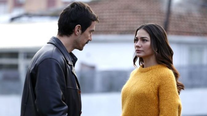 Eşimle hiç şakalaşmıyoruz, hep ciddiyiz. Onun kahkaha attığını bile görmedim, herkes mi böyle?