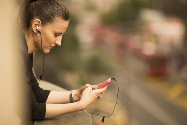 Kulaklıkla müzik dinlerken Acaba ne dinlediğim duyuluyor mudur? düşüncesine kapıldığınız oluyor mu?