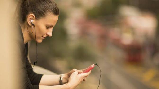 Kulaklıkla müzik dinlerken "Acaba ne dinlediğim duyuluyor mudur?" düşüncesine kapıldığınız oluyor mu?