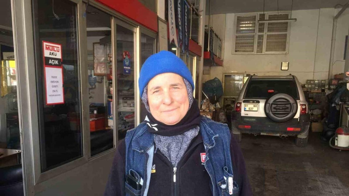52 yaşında Mediha teyzemiz, araba tamiri ustalığı yaparak kendi ayakları üzerinde duruyor. Teyzemize demek istediklerin var mı?