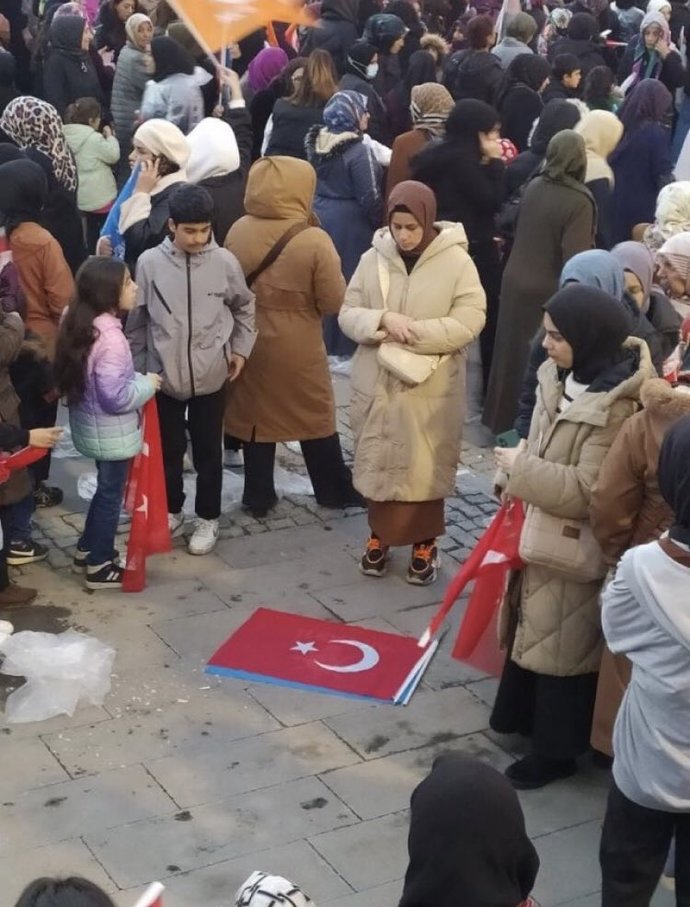 Türk bayrağına basarak namaz kılmak saygısızlık değil mi?