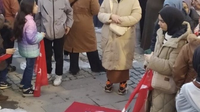 Türk bayrağına basarak namaz kılmak saygısızlık değil mi?