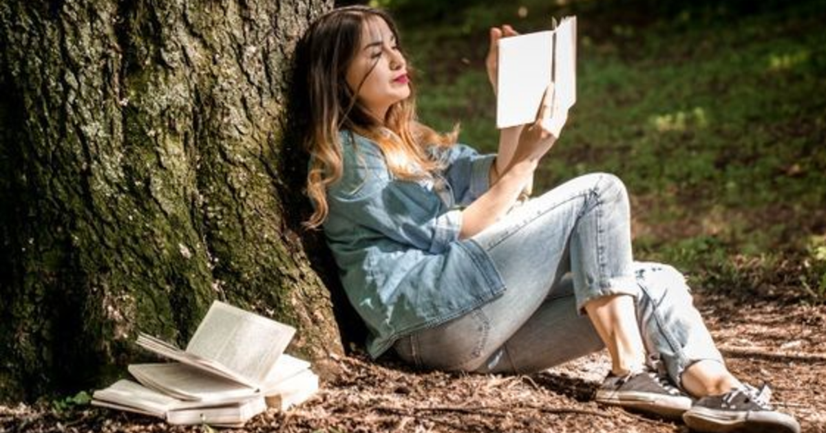 Девушка читает книгу в постели. Девушка под деревом с книгой. Девушка в пальто с книгой. Девушка в свитере читает книн. Картинка девочка читает интересную книгу.