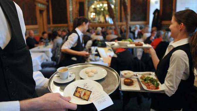 Adisyona servis ücreti ekleyen işletmelerde bahşiş verir misiniz?