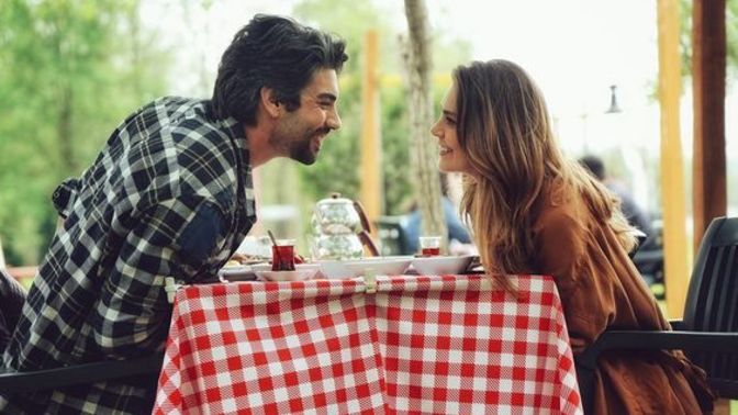 Flörtümleyken hesabı zorla ödemek istedim. Ablam hesabı ödeme alışır diyor, siz ne düşünüyorsunuz?