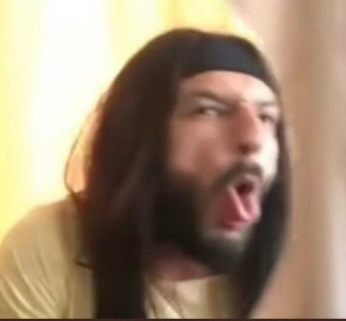 Yırtık kot nasıl kombinlenir? Üzerine en uygun ne giyilir?