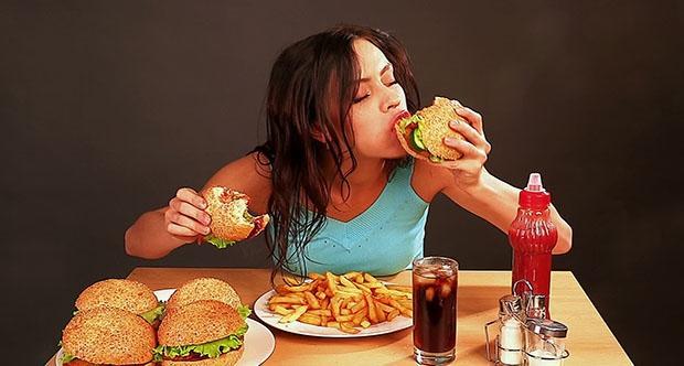 Kızlar da bizim gibi çok yemek yiyor mu?