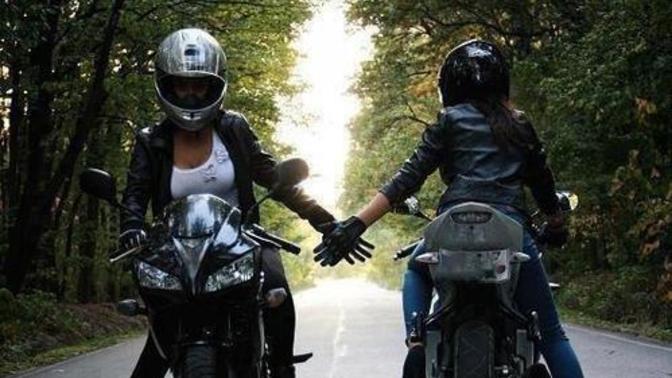 Karşı cinsin araba kullanması mı yoksa motor kullanması mı daha çekici size göre?