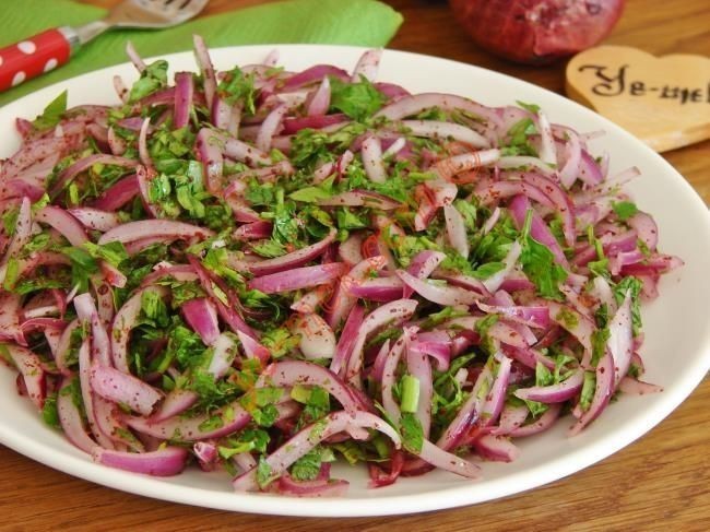 Soğan salatası hangi yemeklerin yanına güzel gider?