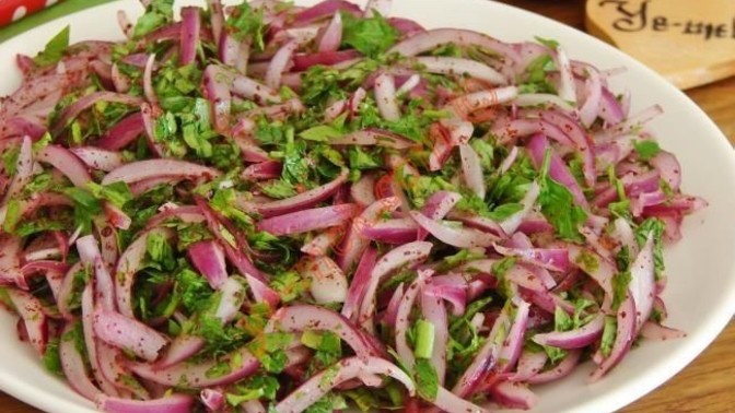Soğan salatası hangi yemeklerin yanına güzel gider?