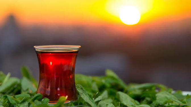 Çayın tadı şekerli mi daha güzel oluyor şekersiz mi?