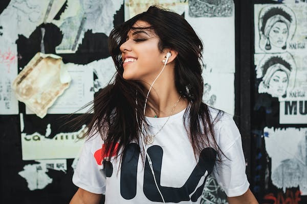 Müzik dinlerken kafayı sallamamak mümkün mü?