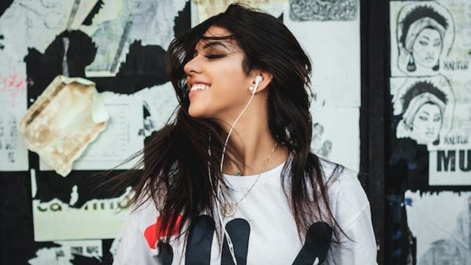 Müzik dinlerken kafayı sallamamak mümkün mü?