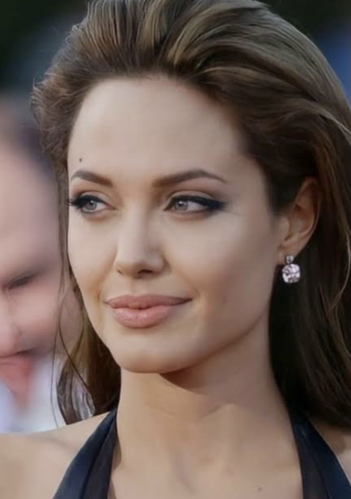 Angelina Jolie gençken nasılmış?