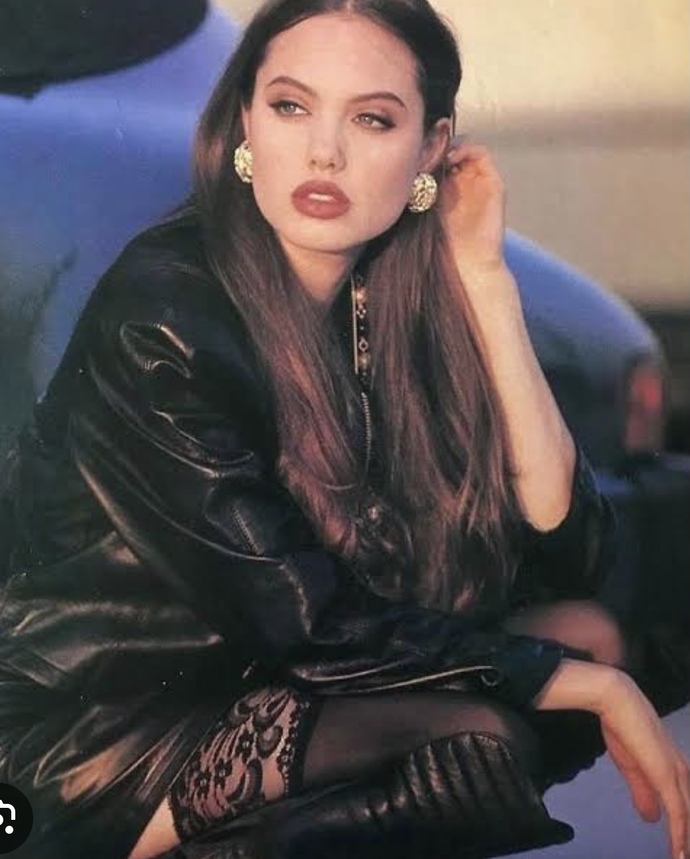 Herkes Angelina Jolie’nin gençliğini beğeniyor mu?