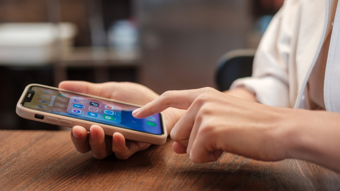 Instagram kullanmıyorum sadece Whatsapp'ta story paylaşıyorum selfie sevmem arkadaşlarım yaşlı gibi oradan paylaşma saçma diyor, öyle mi?