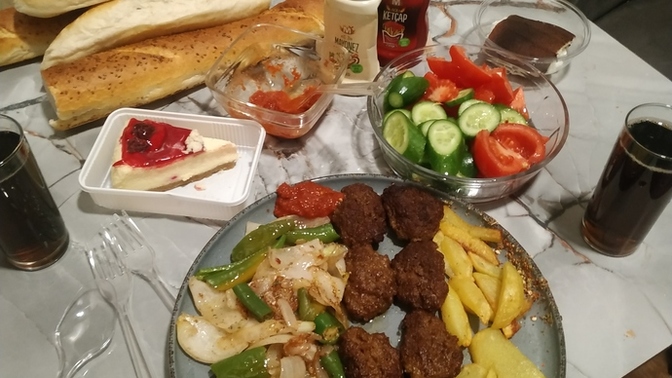 Sahur için uyananlar ne yiyip iciyosunuz?