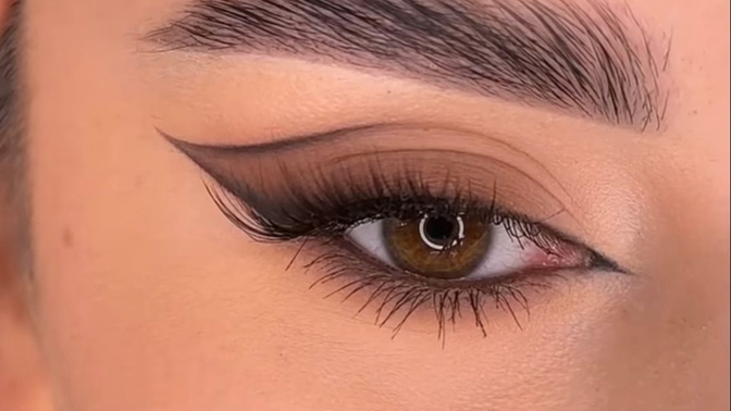 Eyelinera neden bu kadar popülerleşti olmazsa olmaz mı sizce?