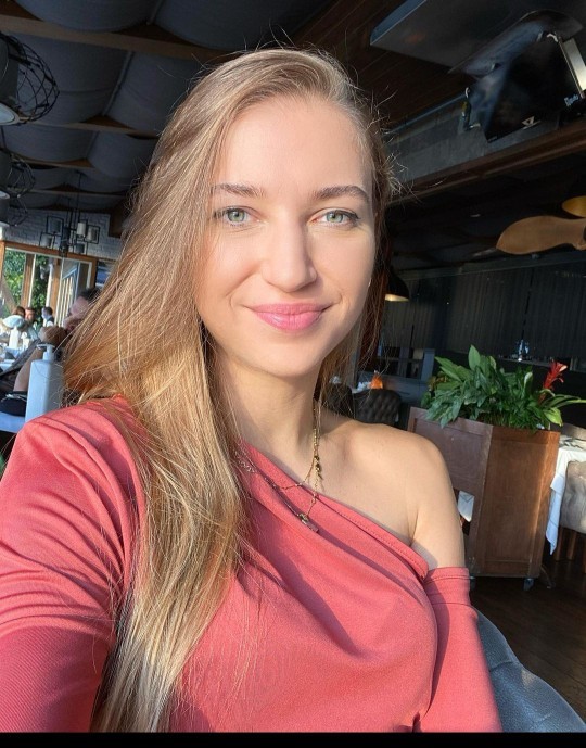 Milli Voleybolcu Meliha İsmailoğlu mu daha güzel Afra Saraçoğlu mu?