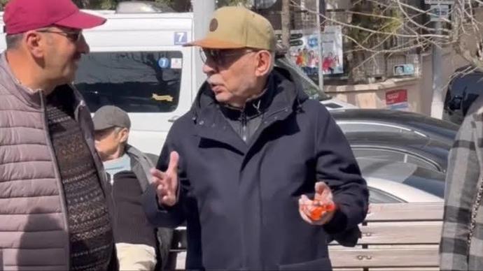 Şener Şen, Kayhan Yıldızoğlunun cenazesinde kendisiyle fotoğraf çekilmek isteyenlere tepki gösterdi! Tepkisinde haklı mı?