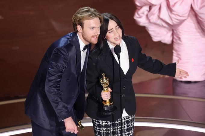 Billie Ellish 2 kere Oscar ödülü alan en genç sanatçı oldu ! Senin en sevdiğin Billie Ellish şarkısı hangisi?