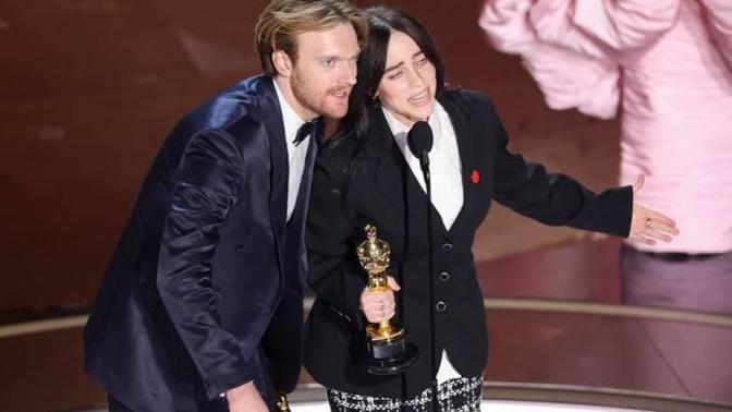 Billie Ellish 2 kere Oscar ödülü alan en genç sanatçı oldu ! Senin en sevdiğin Billie Ellish şarkısı hangisi?