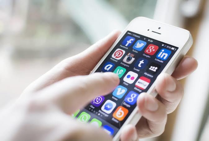 Cep telefonunuzu yeni aldığınızda ilk indirdiğiniz uygulama hangisiydi?